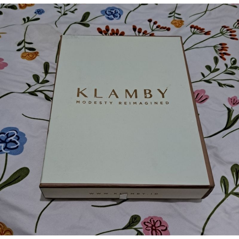 

kotak/box Wearing Klamby (tidak ada isinya)