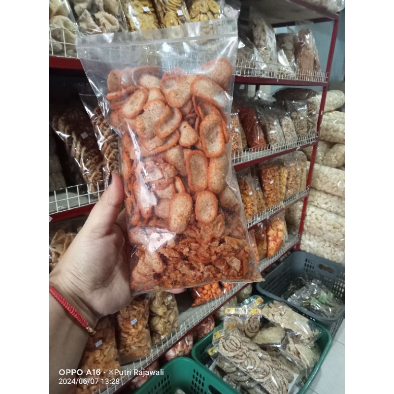 

KERIPIK NUGET dan KERIPIK SOSIS 250gr