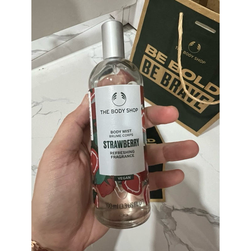 the body shop parfum body mist vegan strawberry stroberi