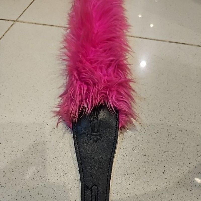 strap gitar Levys bulu bulu pink
