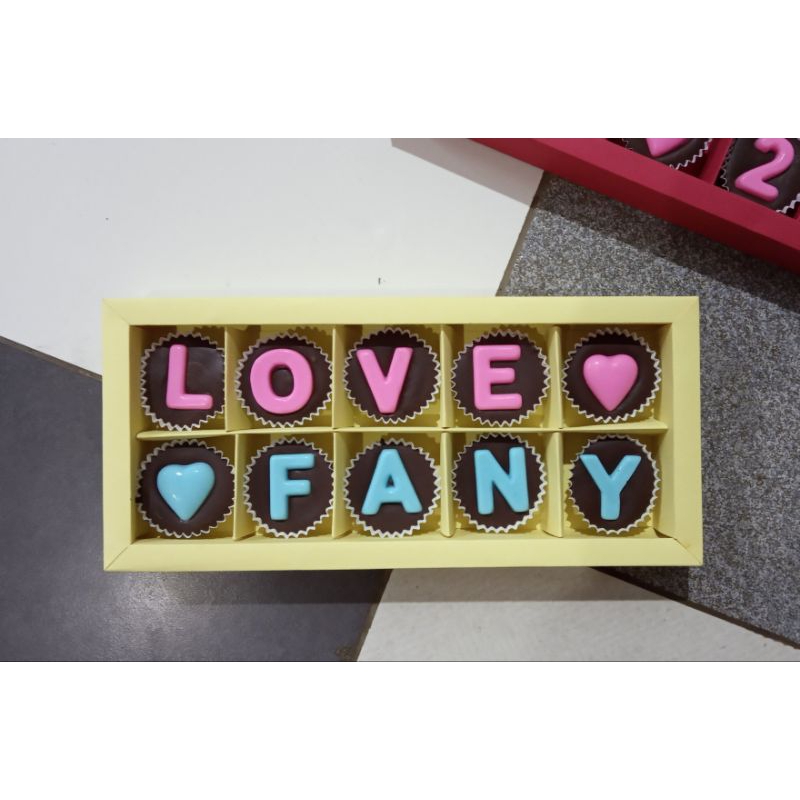 

Kado ulang tahun/anniversary/wedding Cokelat Alfabet (10 huruf)