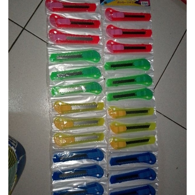 

Boom 12 pcs Cutter kater Besar isi 1 renceng Kater Bening Termurah