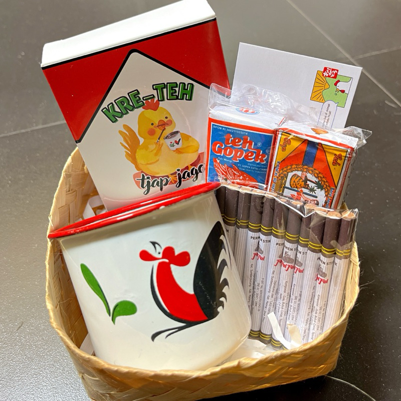

Hampers Teh Permen Stik Jadul bymakaira | Hadiah Ulang Tahun Birthday Gift Kado Unik Wisuda Hampers Jadul Gelas Ayam Teh Tubruk Permen Roko Stik