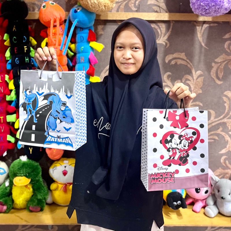 

Paper bag mickey mouse batman 25 cm x 20 cm x 10 cm tas souvenir kado paperbag goodie bag ulang tahun ukuran sedang one house party