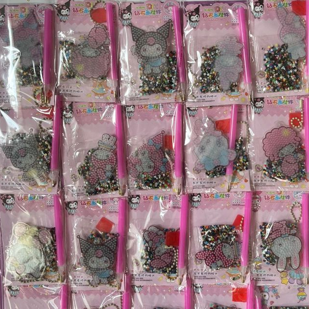 

Gantungan Sticker Diamond / Gantungan Monte Momo Stiker Diamond Manik
