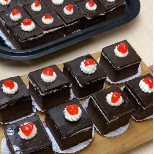 

Kue Potong Black Forest