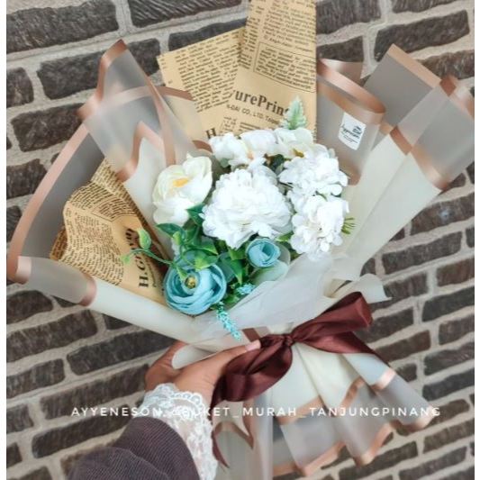 Buket Bunga Flufy Putih kertas Warna Putih Coklat