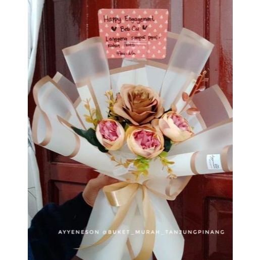 Buket Bunga Mawar Coklat Kertas Warna Putih