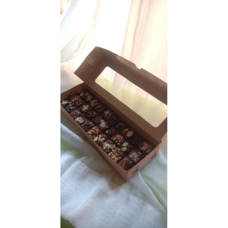 

Fudgy Brownies Ekslusif Oleh-Oleh Hampers Solo