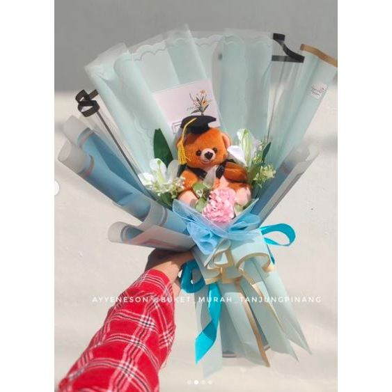 Buket Boneka Wisuda Coklat dan Bunga Lily Putih Kertas Warna Biru Muda