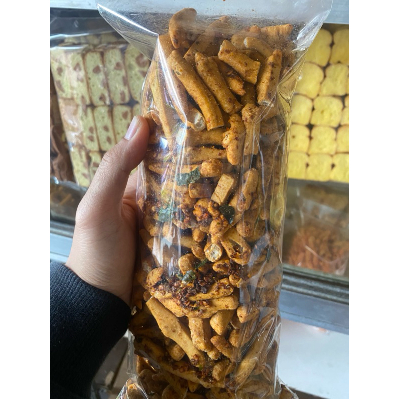 

Bastik pedas daun jeruk kemasan 500 gram keripik basko goreng pedas