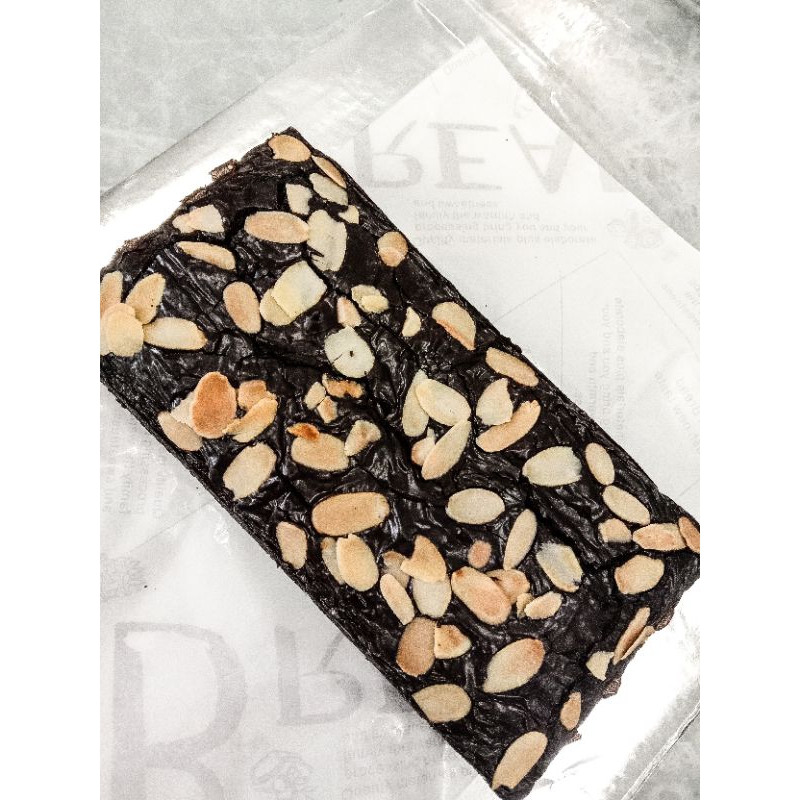 

Fudgy Brownies Almond | Fudgy Brownies Premium