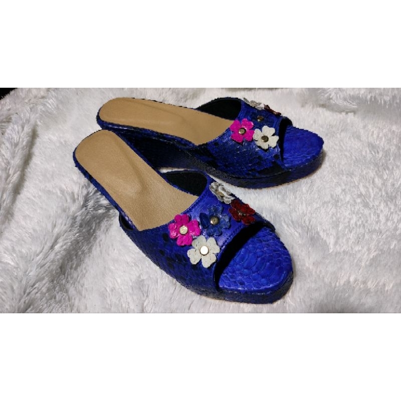 Sandal wedges heels wanita kulit ular asli hiasan bunga