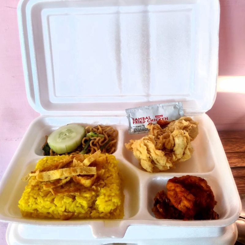 

Nasi kuning spesial (ikan kentaki/ ayam panggang)