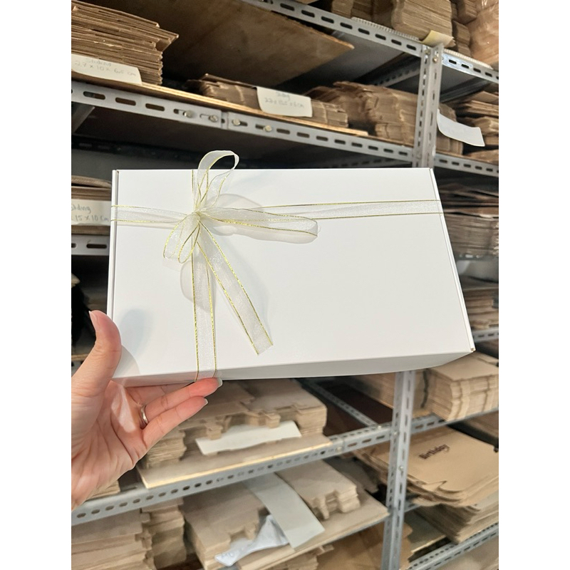 

box ivory putih size 28x17x5,5 cm + pita(bisa req wrna pita tapi model polos)