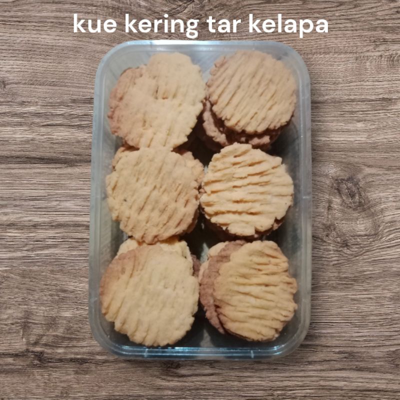 

KUE KERING TAR KELAPA KHAS BUGIS TERBUAT DARI CAMPURAN KELAPA DAN MENTEGA YANG RASANYA MANIS RENYAH DAN GARING