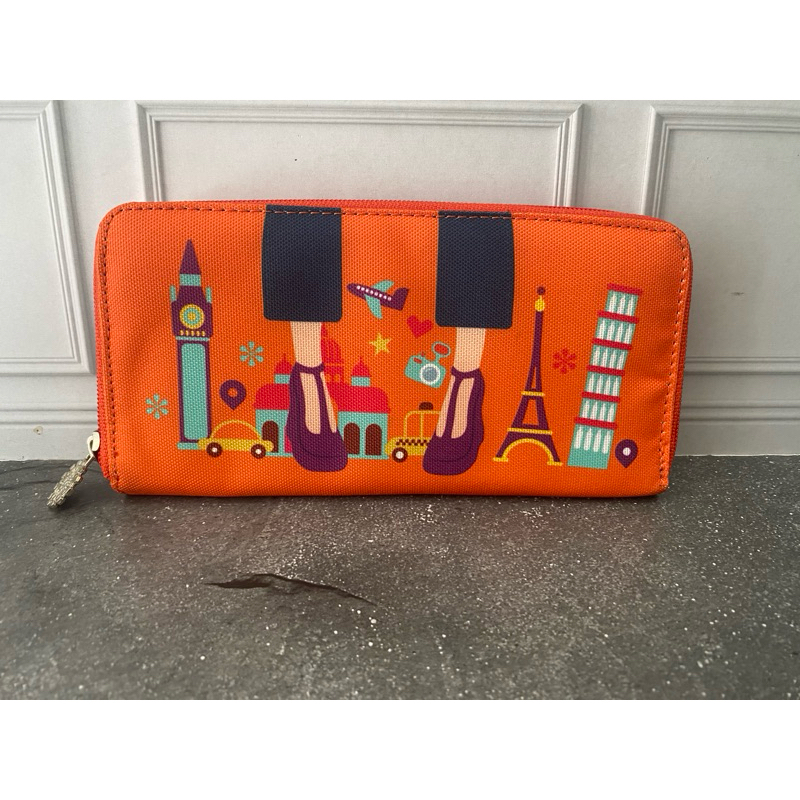 dompet around the world