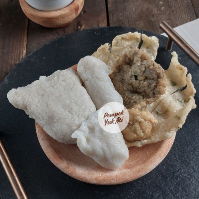 

Pempek Campur Paket Frozen 6 pcs (1 Kapal Selam Besar & 5 pempek kecil) + 160 ml - PEMPEK YUK ATI