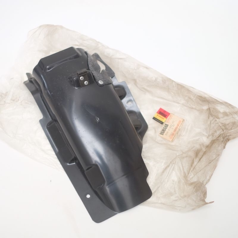 SPAKBOR BELAKANG TENGAH INNER FENDER YAMAHA DT100 1976 DT100C 1972 DTC DT175 DT175C 1976 ORIGINAL NO