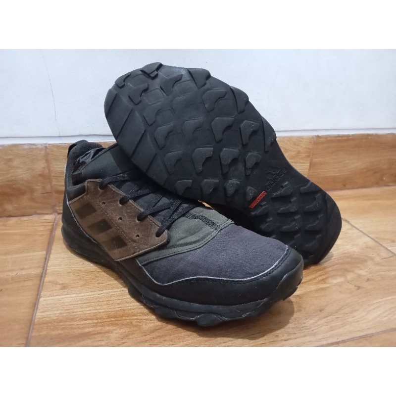 sepatu trekking Adidas terrex