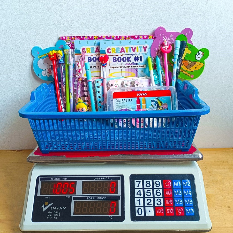 

ALAT TULIS 1 KILOGRAM ALAT TULIS LUCU IMUT WARNA WARNI DAPAT BONUS a X4I3