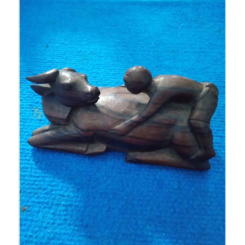 patung kayu kerbau