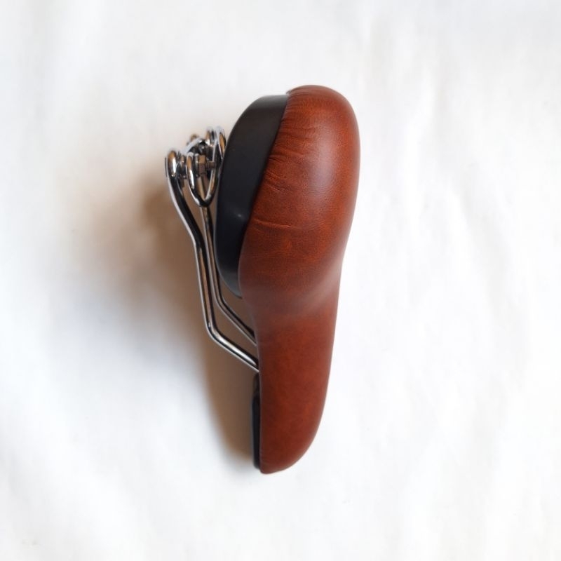 Sadel Sepeda Per Pegas Empuk warna Coklat Klasik atau Tan.