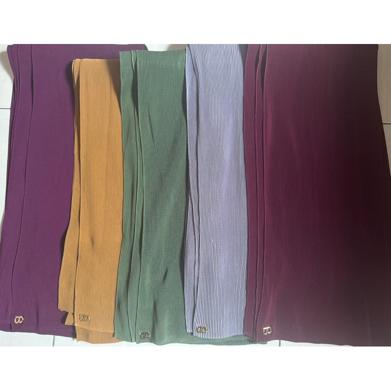 PRELOVED Buttonscraves everyday pleated shawl