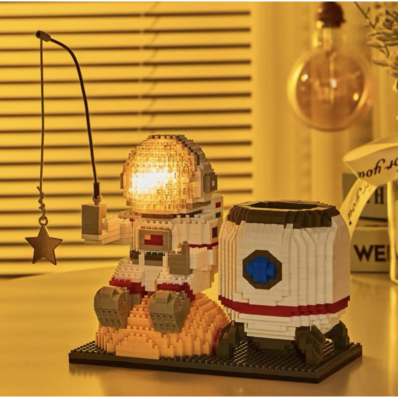 A2 Lego Tempat Alat Tulis Bentuk Astronot Pegang Bintang