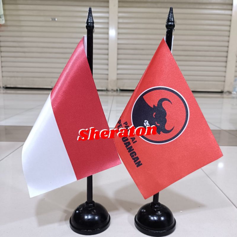 

tiang kayu meja+bendera partai PDIP+Indonesia