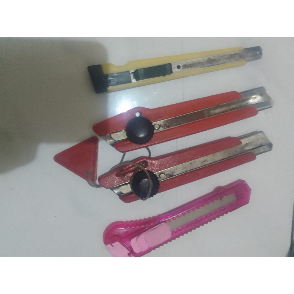 

cutter besar warna merah orange
