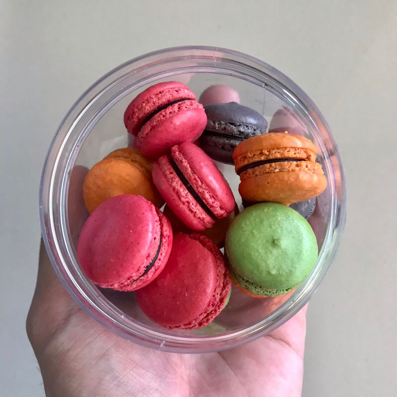 

MINI MACARON / Permen Manis isi 14 Pcs dengan coklat ganach