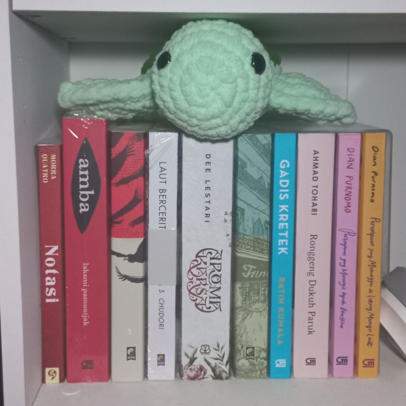 preloved novel gadis kretek & perempuan yang menunggu di lorong menuju laut