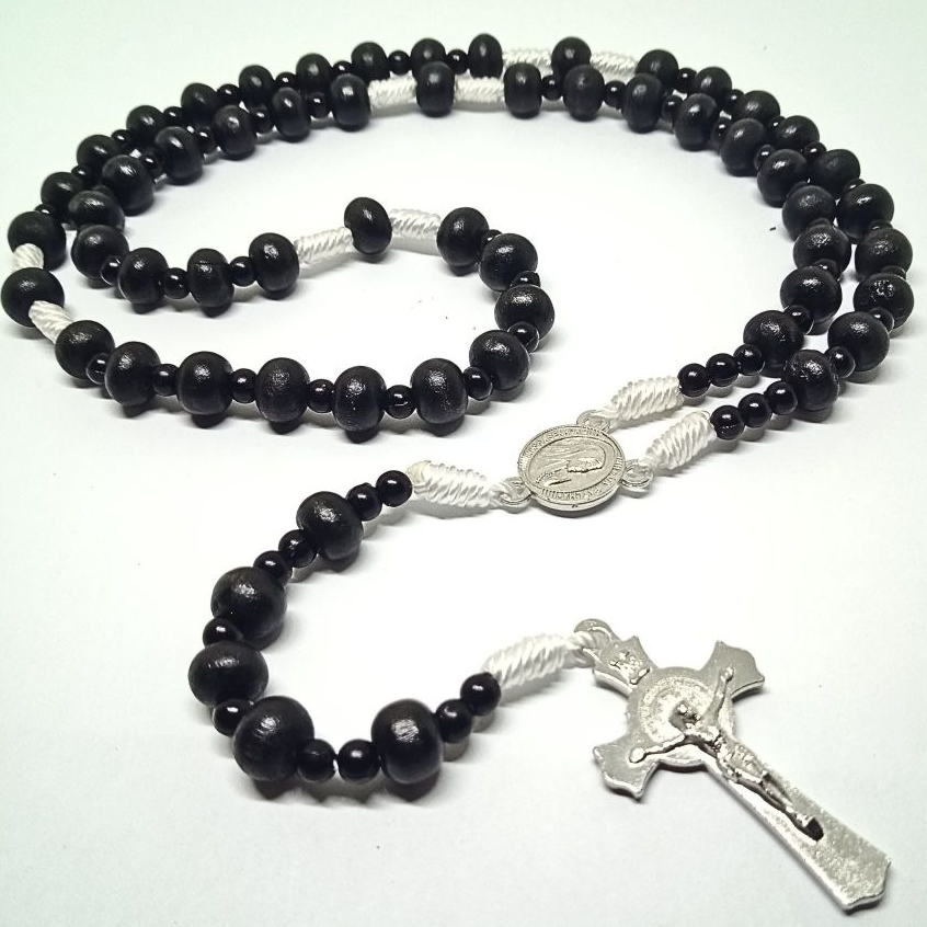 Rosario katolik kayu warna hitam