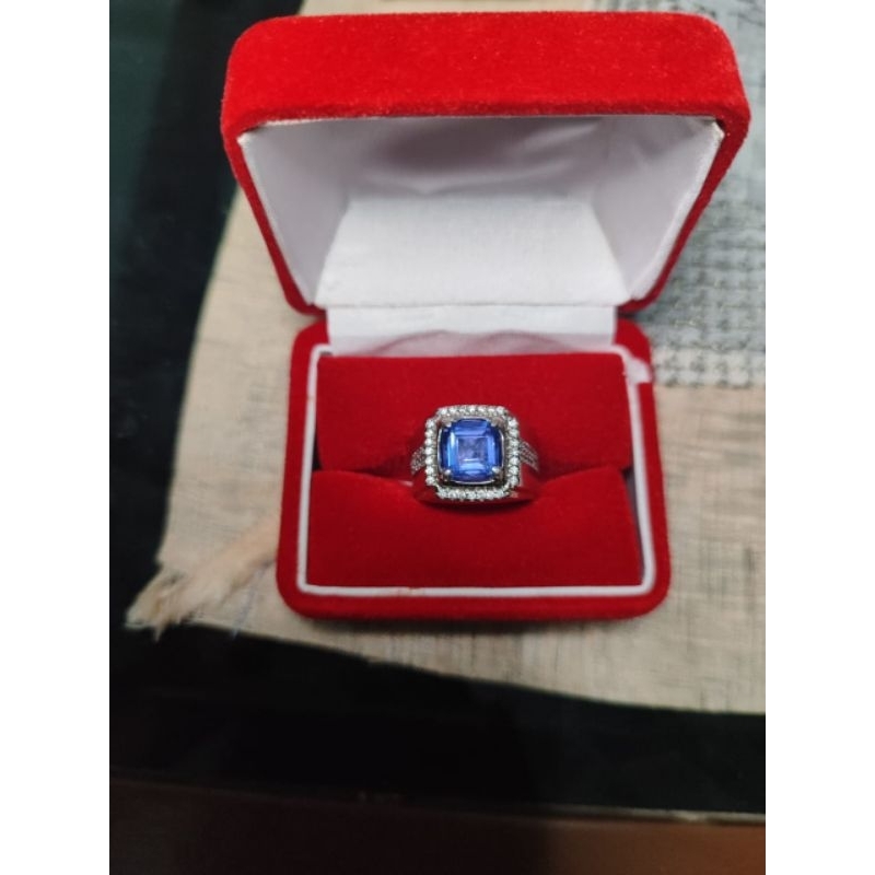 Cincin color-change fluorite