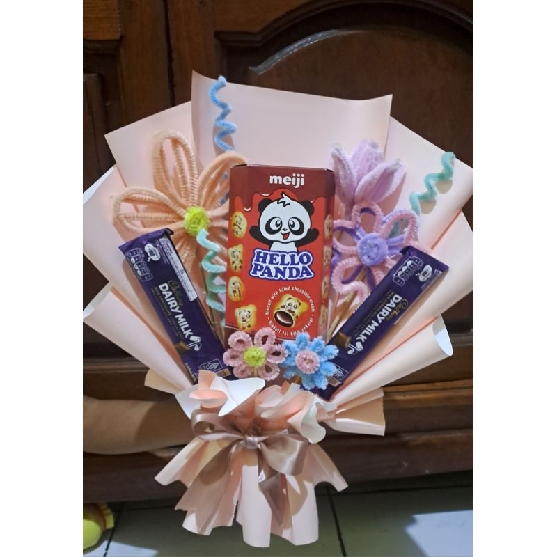 

Bucket Snack dan Bunga Kawat Bulu