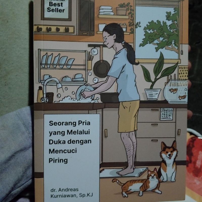 preloved seorang pria yang melalui duka dengan mencuci piring