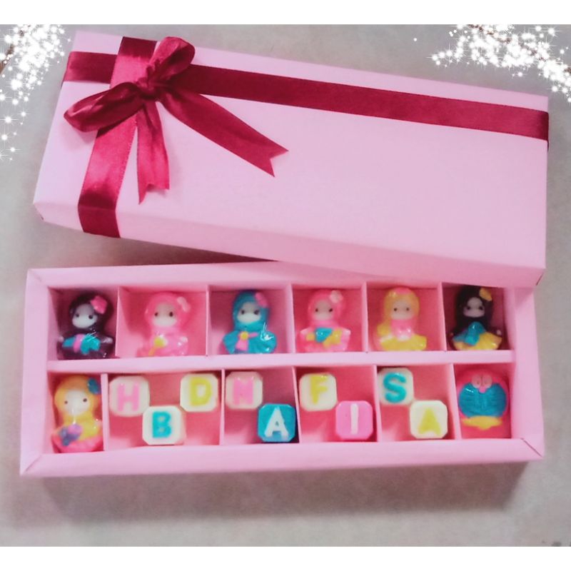 

Coklat gift box/coklat 12 sekat/coklat gift ultah/coklat wedding/coklat graduation/coklat custom/coklat karakter/coklat