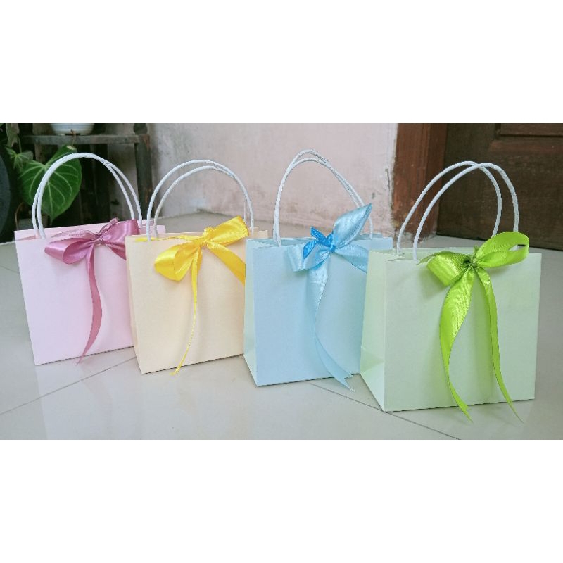 

Paperbag / paper bag / tas kertas / paperbag parfum ukuran 13 x 6 x 12 cm