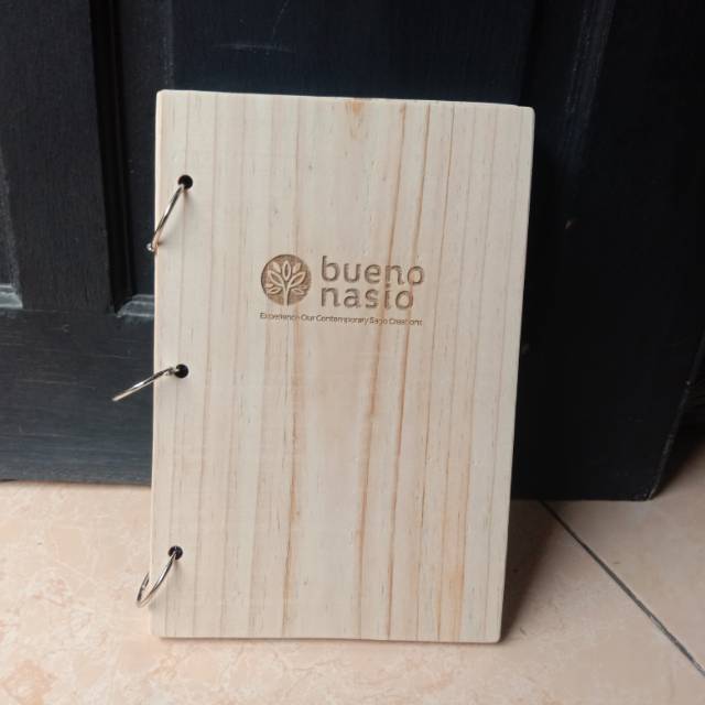 

Buku menu kayu pinus ring 3