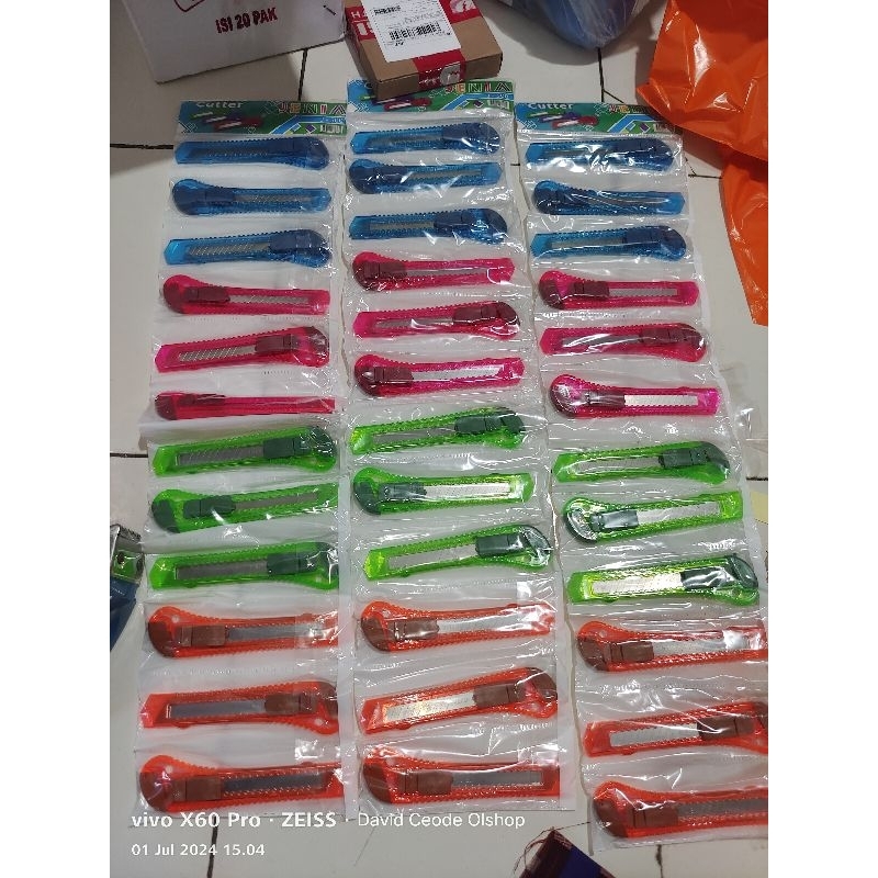 

(12pcs) Cutter Besar Glossy 1 Renceng TERMURAH