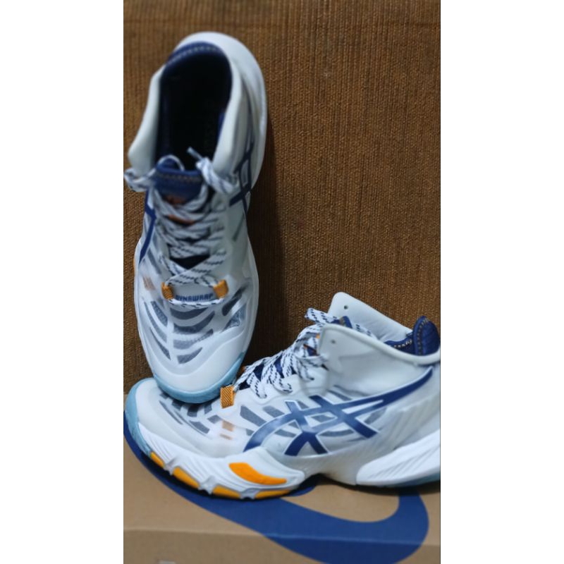 sepatu sport ASICS Premium