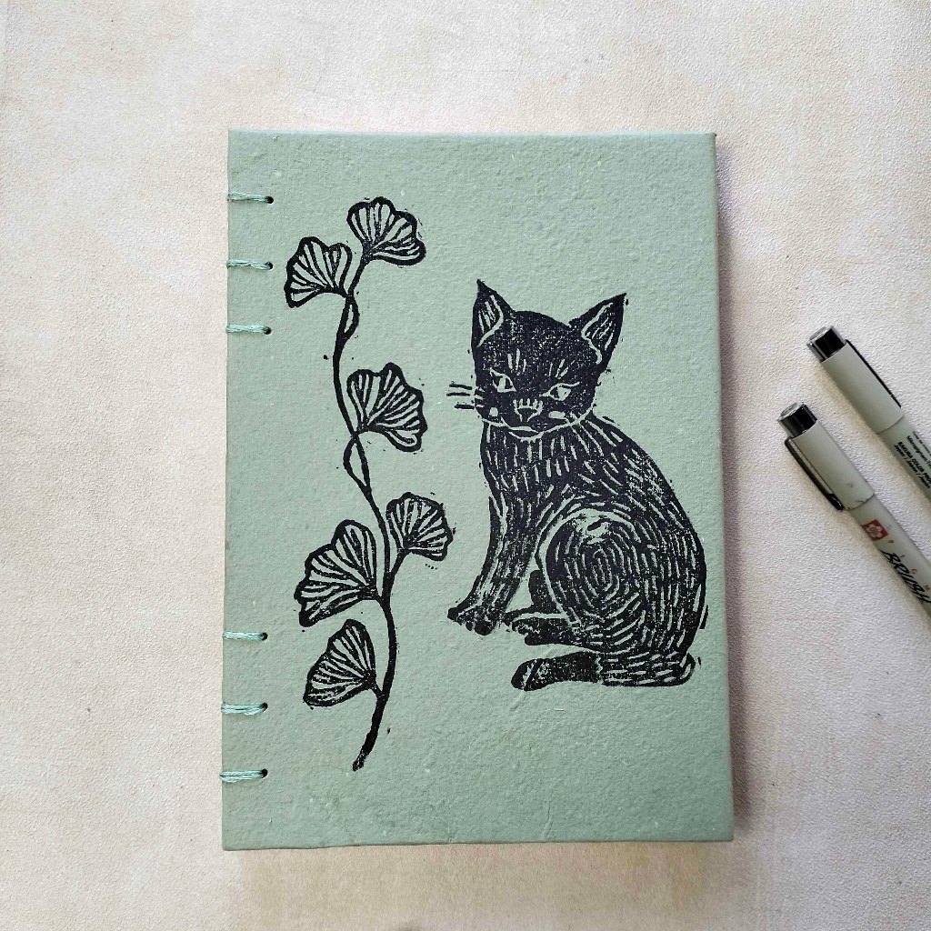 

Pesona Kucing: Notebook Handmade - Cover Kucing Hijau Lumut dengan Jilid Coptic