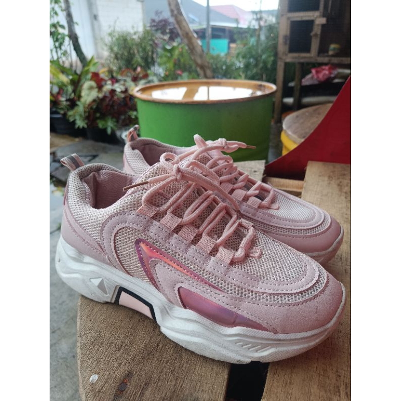 sepatu fashion/sepatu preloved wanita/sepatu bekas wanita/sepatu sneaker bekas/sneaker bekas/sneaker