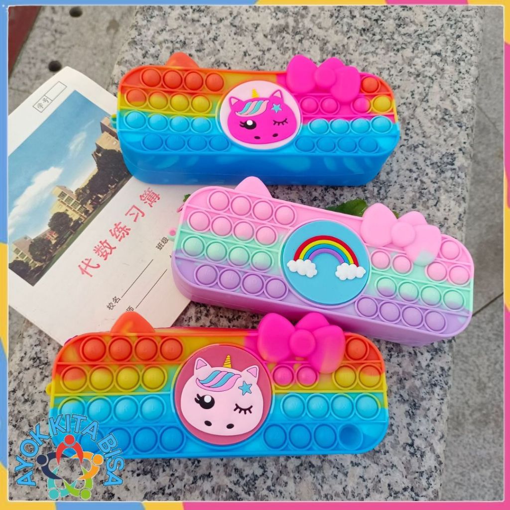 

AKB Kotak Pensil Pop It Rainbow Tempat Pensil Popit Karakter Macaroon Tempat Penyimpanan Alat Tulis Anak Warna Warni