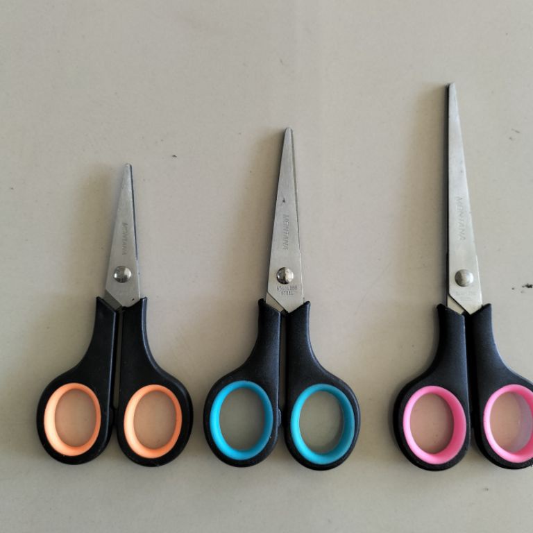 

KODE P7P7 12 PCS Gunting renteng hitam MONTANA EXSIS