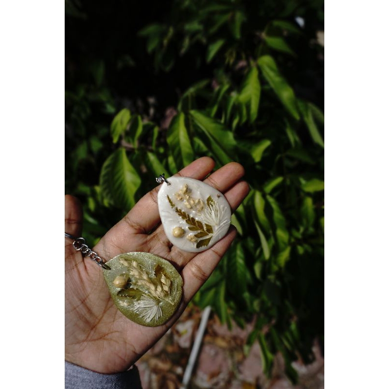 Gantungan Kunci Resin / Gantungan bunga resin