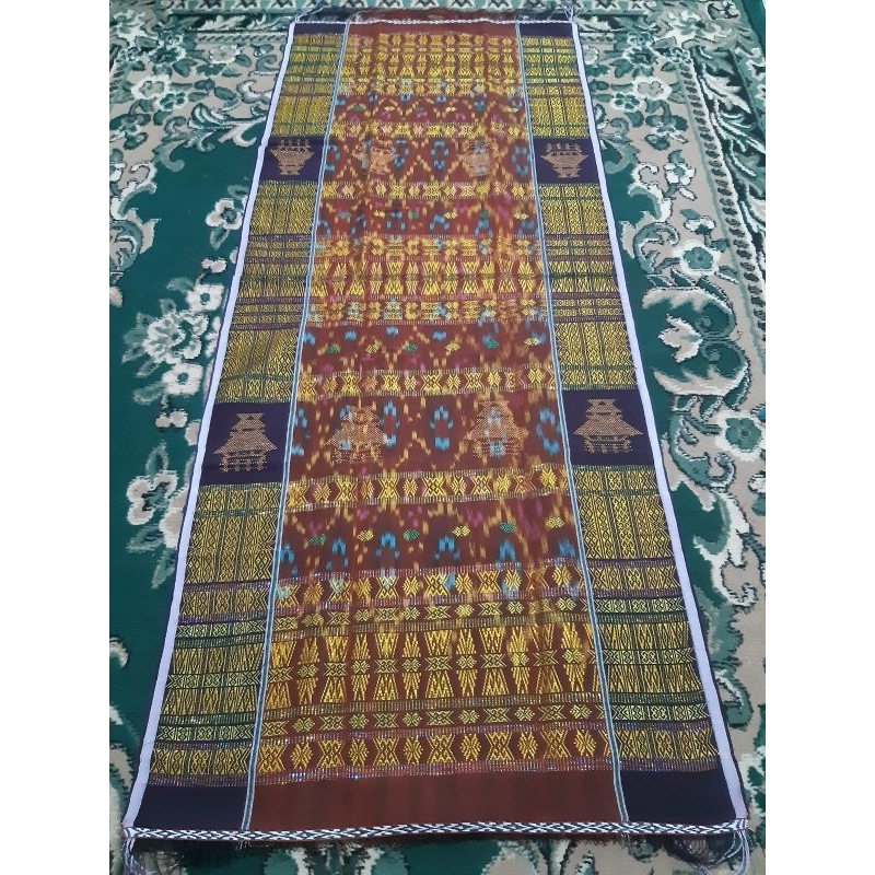 Uis Nipes Hitam Karo Rumah Adat