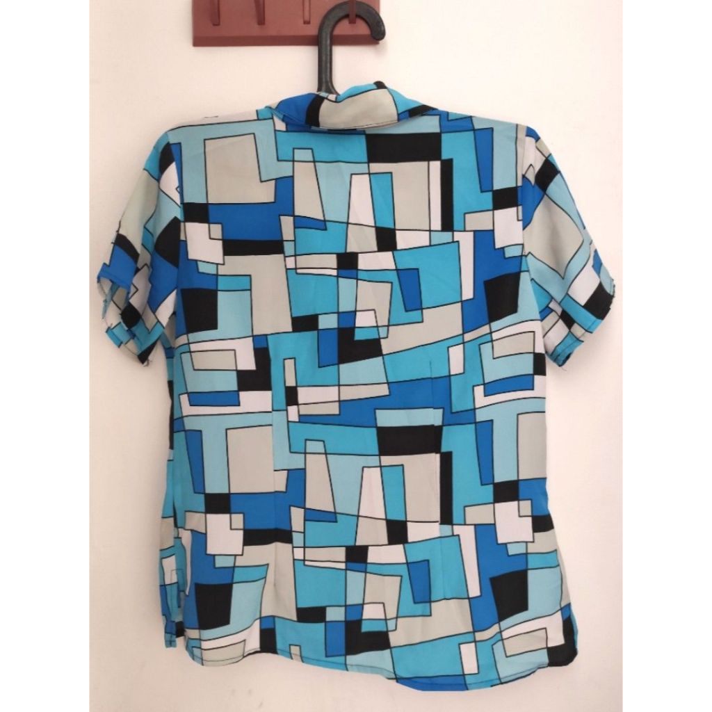 Kemeja Wanita V-Neck - Mozaic Biru Putih Hitam