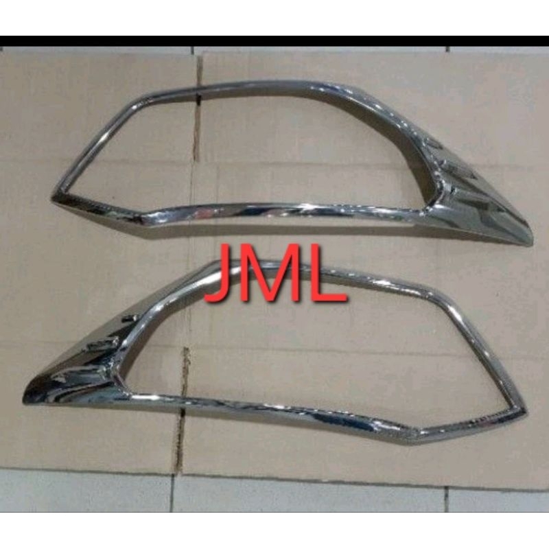 Garnish lampu chrome lampu depan Calya dan Sigra 2017 - 2018.